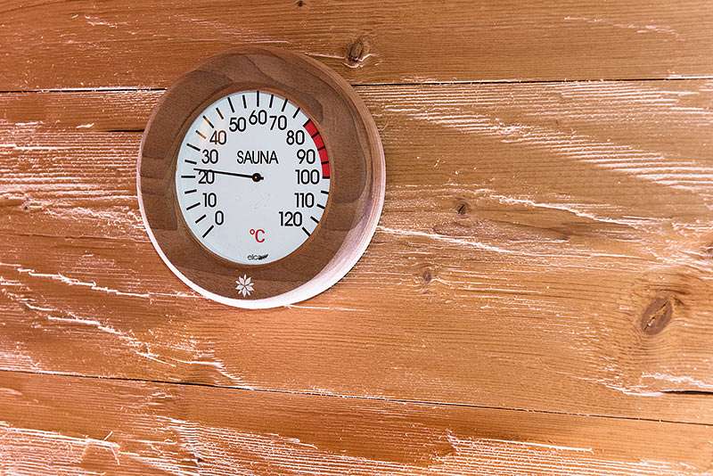 waermegrad-saunamanufaktur-saunauhr-thermometer-thermofichte-individuell