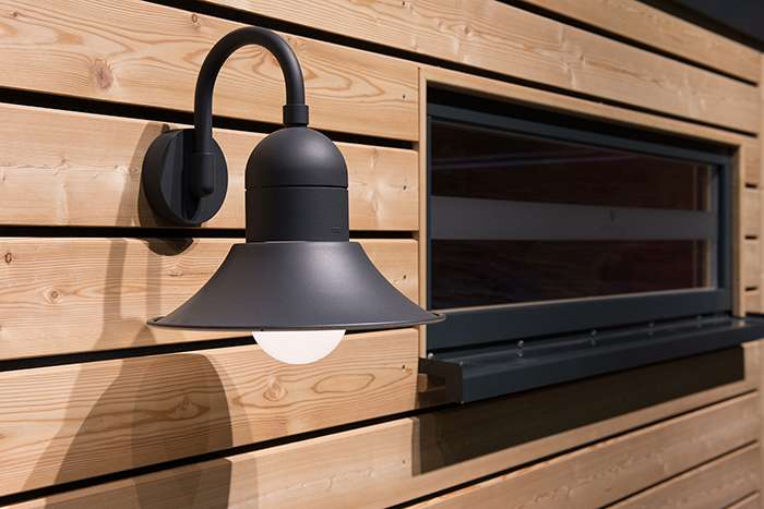 waermegrad-aussensauna-ausstattung-aussenleuchte-bega-montage