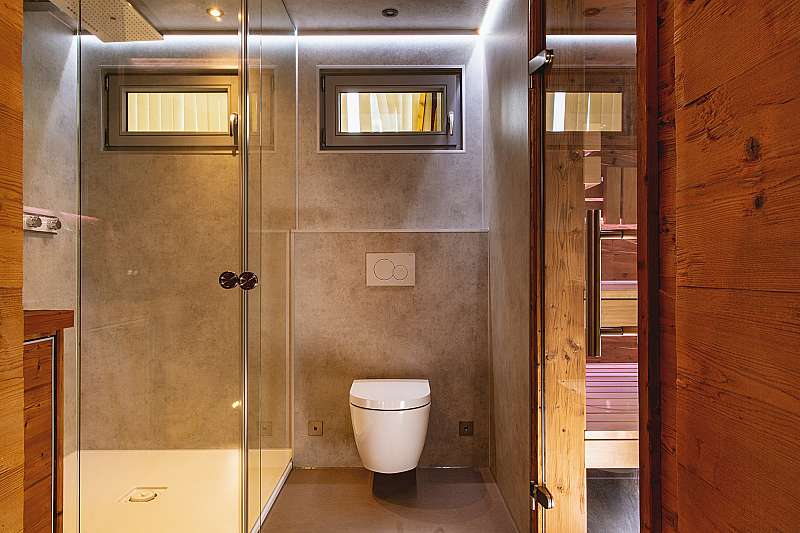 waermegrad-aussensauna-dusche-sanitaer-design
