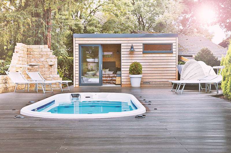 waermegrad-aussensauna-garten-pool-sonne-wellness-design